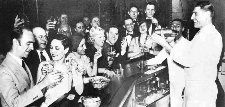 A speakeasy in Chicago during Prohibition with free salty snacks