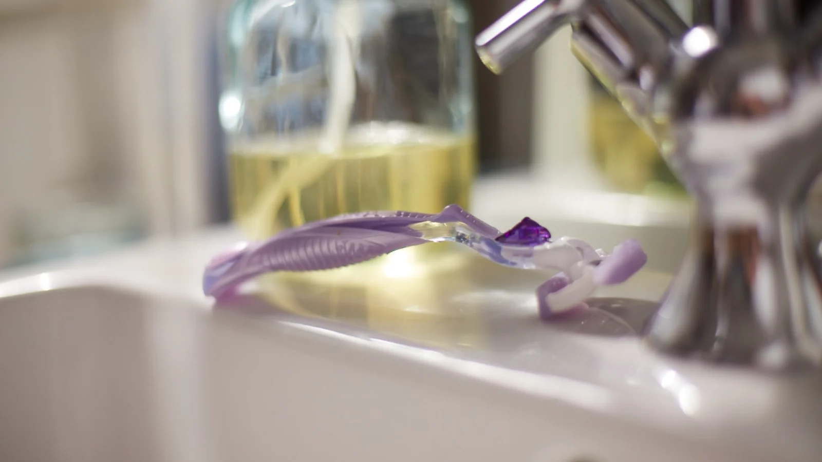 Doldurulabilir tıraş makinesi Gillette Venus Comfortglide Breeze lavaboda.