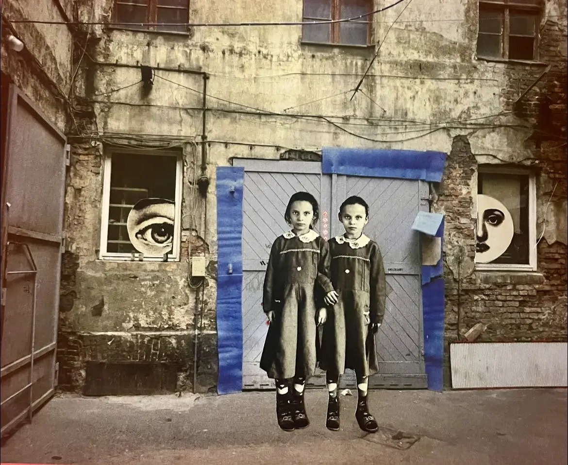 Petites filles sous surveillance 