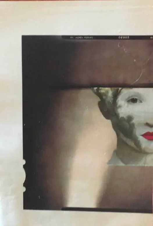 Demi portrait d'une femme entière . 