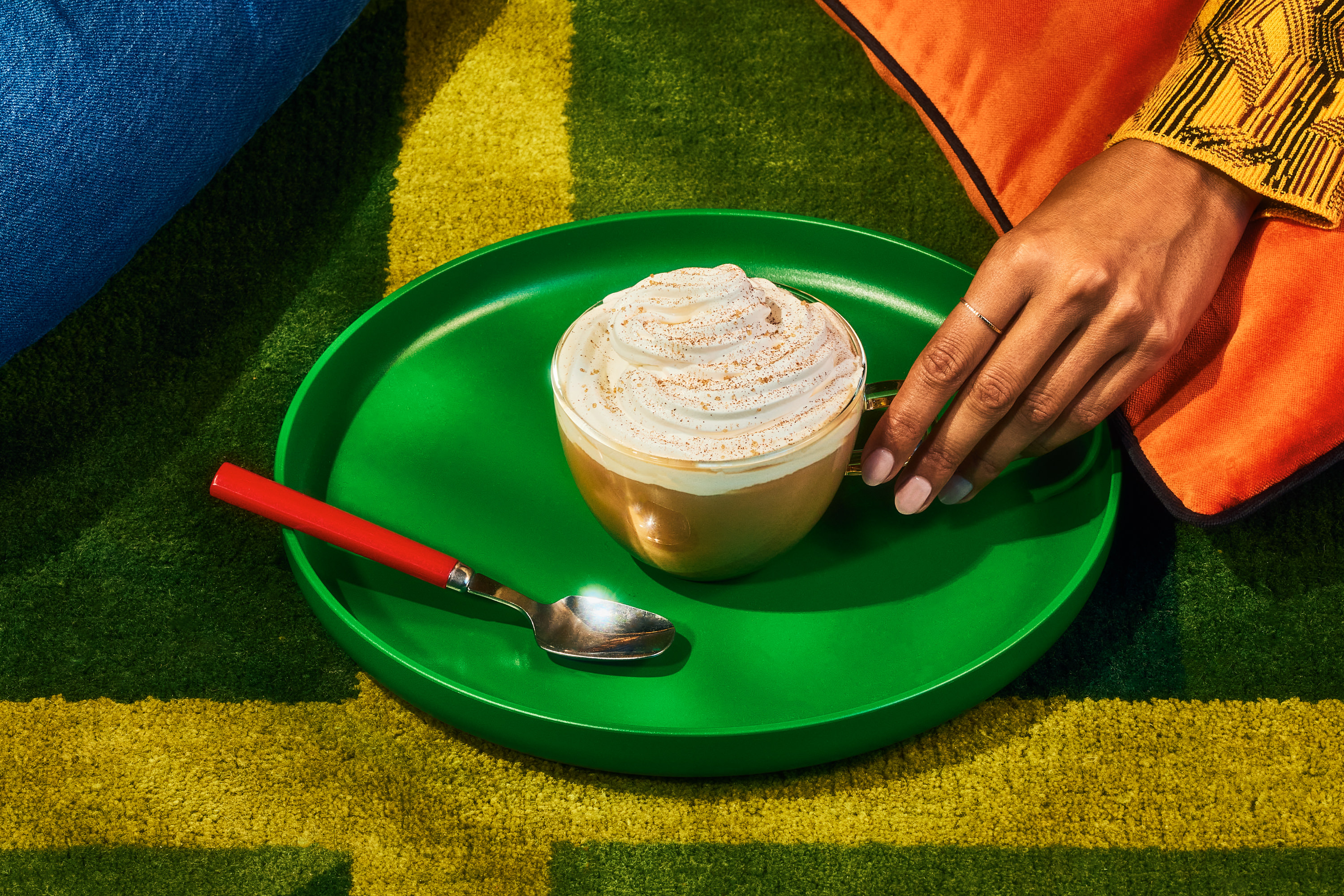 Image of spiced tea on a green plate image