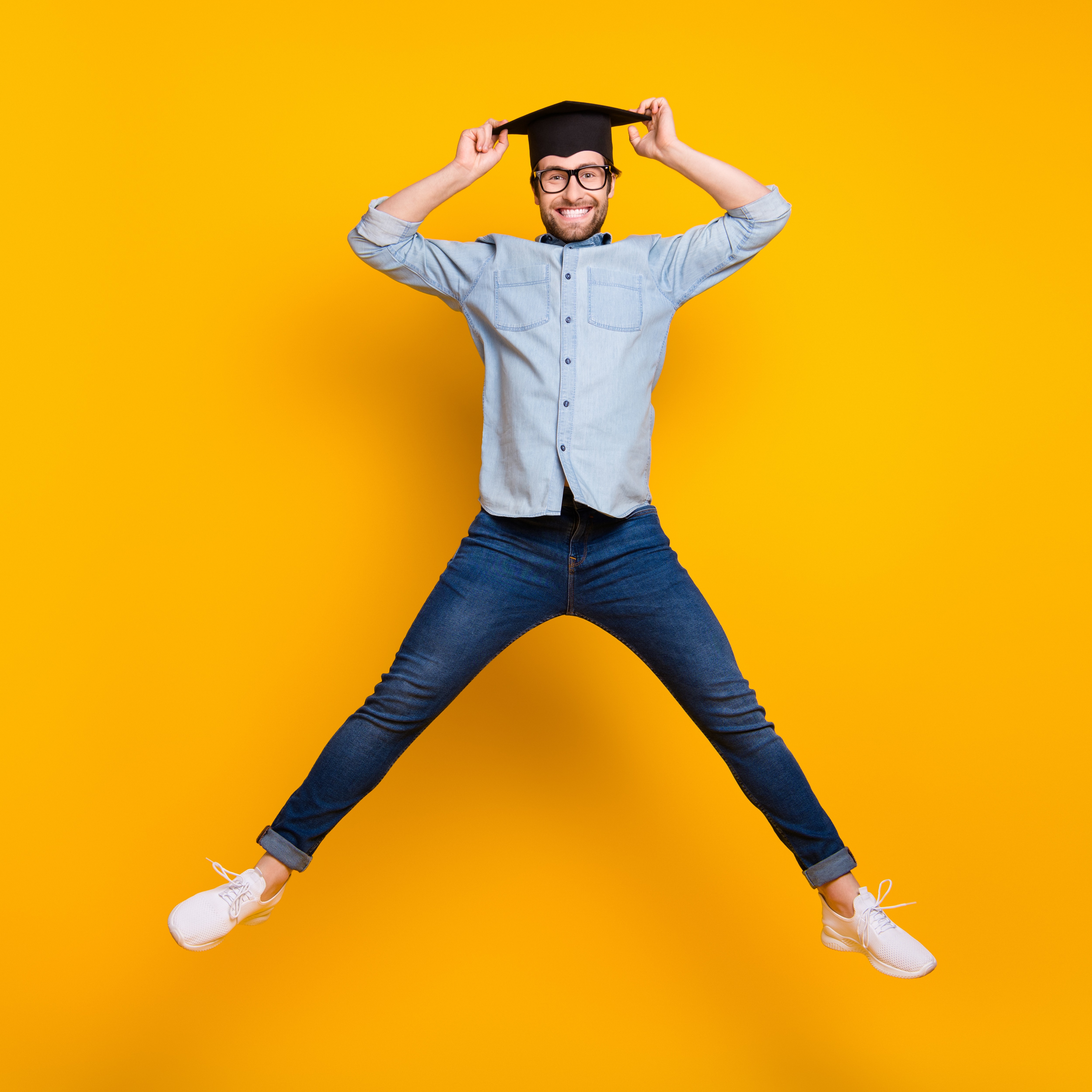 Absolvent freut sich und springt hoch