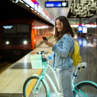Frau mit Fahrrad in Bahnstation