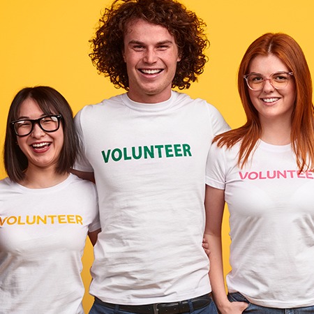 Mehrere Volunteers lächeln in die Kamera