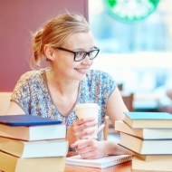 Studierende macht Kaffeepause beim Lernen