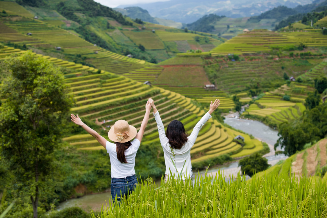 Volunteers in Vietnam genießen den Ausblick auf die Landschaft