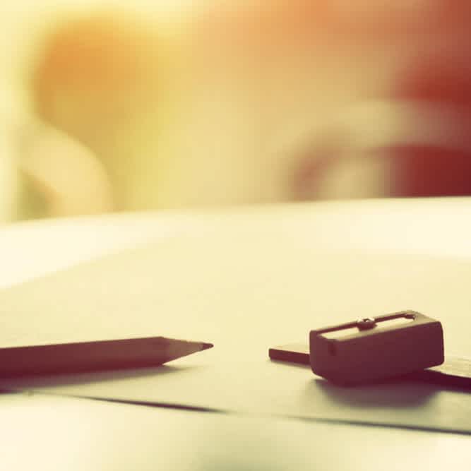 Stift und Papier zum schreiben eines Lebenslaufes liegen auf dem Tisch