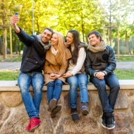 Gruppe Studierender macht Selfie im Park