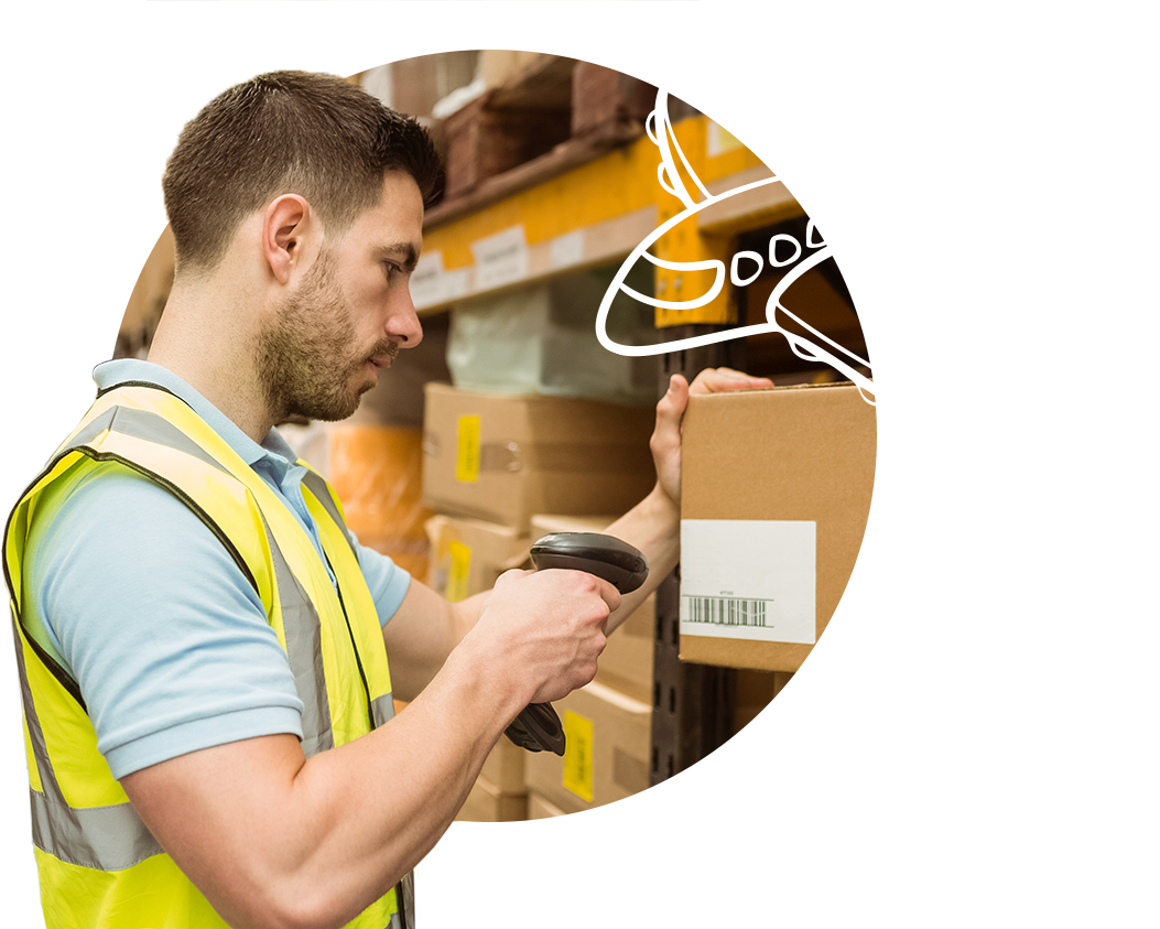 Logistikmitarbeitender scannt Barcode auf einem Paket