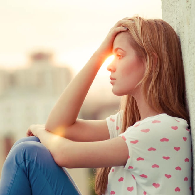 Studierende schaut traurig in die Ferne