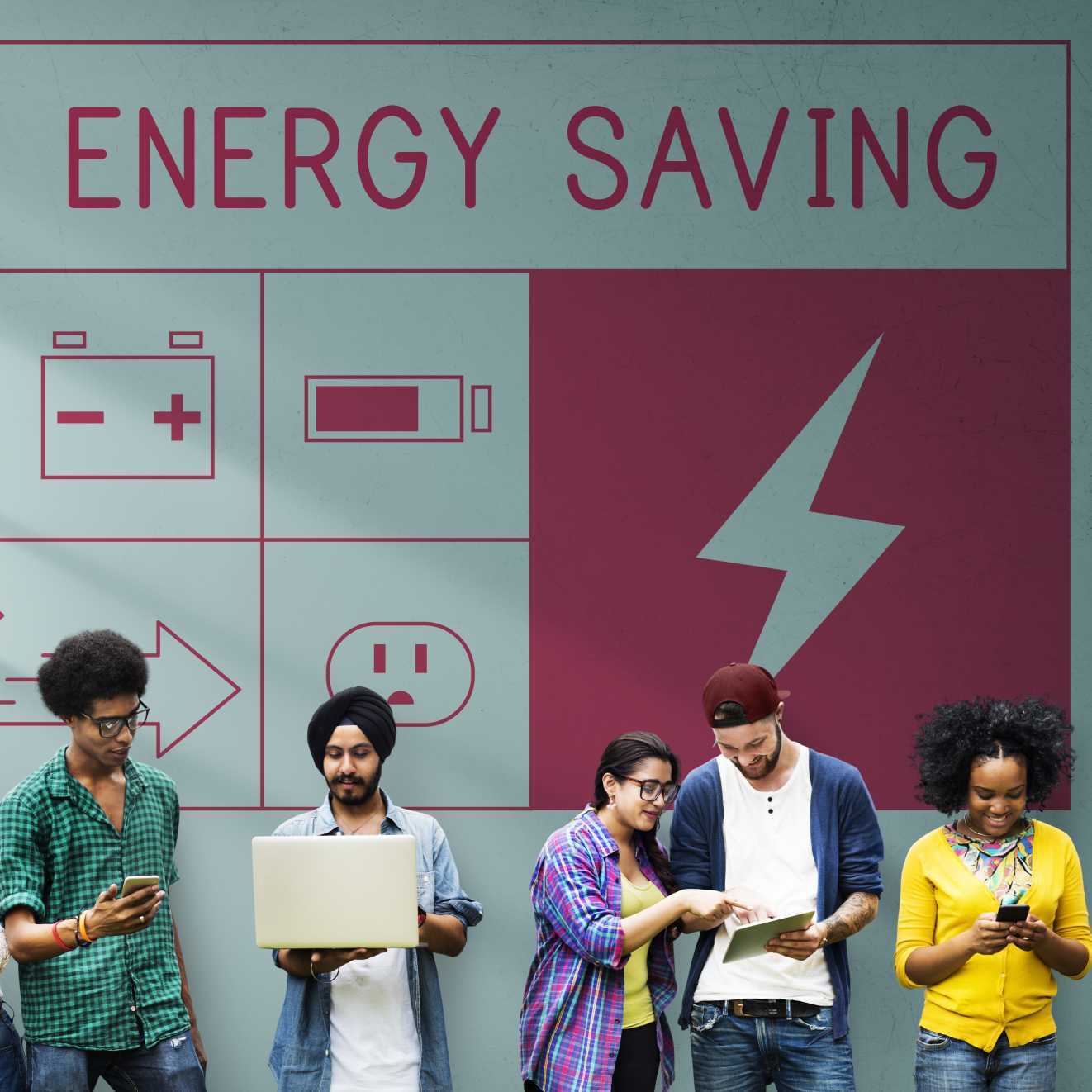 Gruppe junger Erwachsener vor dem Schriftzug "Energy Saving"