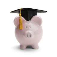 Sparschwein mit Absolventenkappe