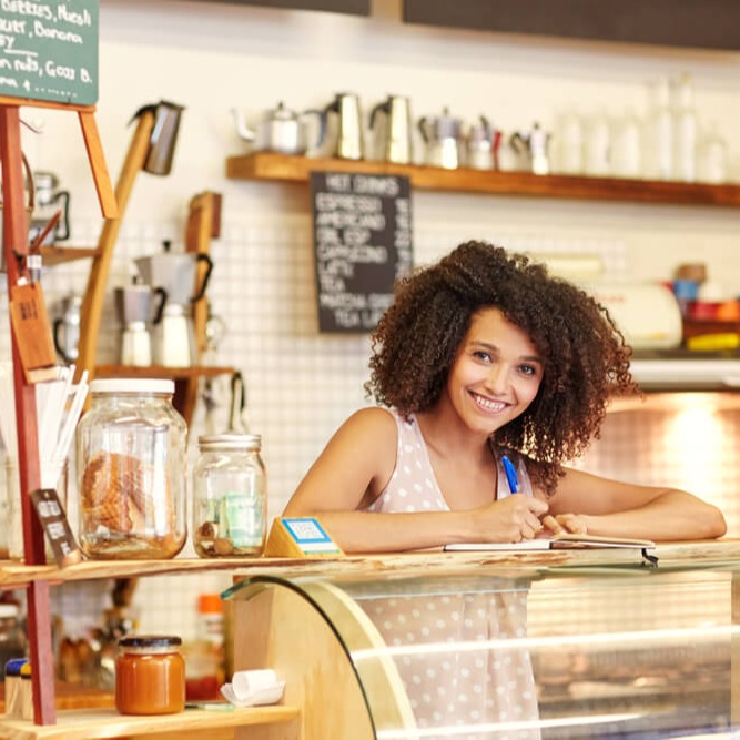 Servicemitarbeitende lächelt und nimmt Bestellung auf