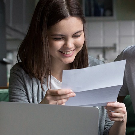 Studierende liest ihren Steuerbescheid