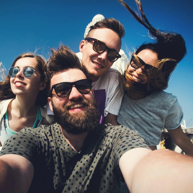 Gruppe Studierender macht ein Selfie im Urlaub