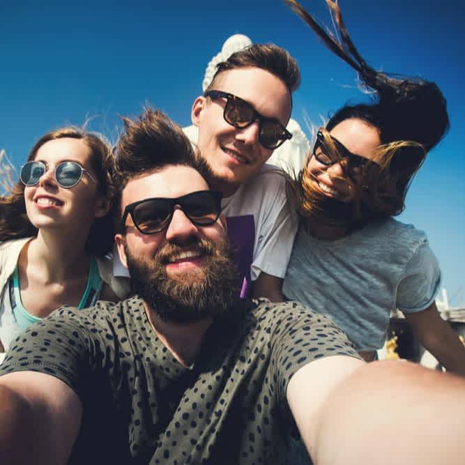 Gruppe Studierender macht ein Selfie im Urlaub