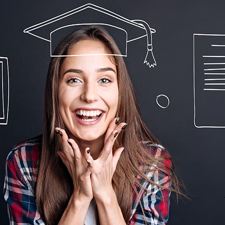 Studierende freut sich über ihren Abschluss