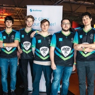 Ein eSports Team posiert vor dem Studitemps Banner