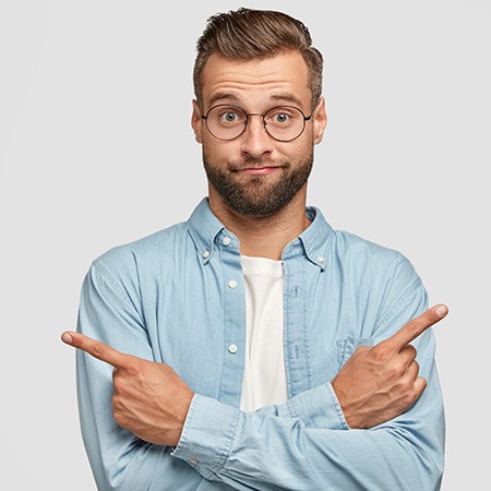 Studierender posiert für Foto