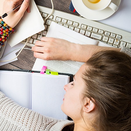 Studierende ertrinkt in Arbeit und Prüfungsvorbereitung