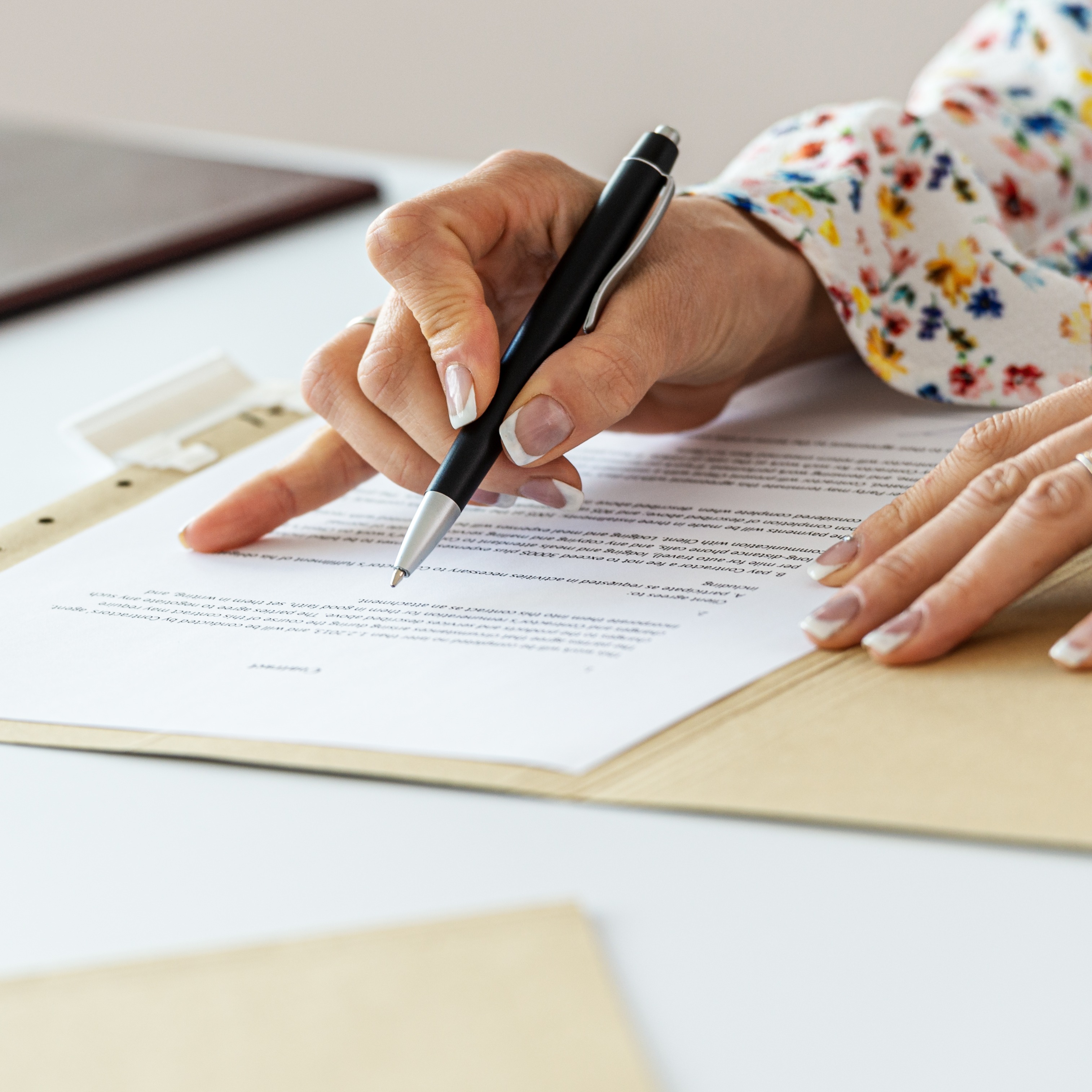 Frau unterzeichnet Vertrag