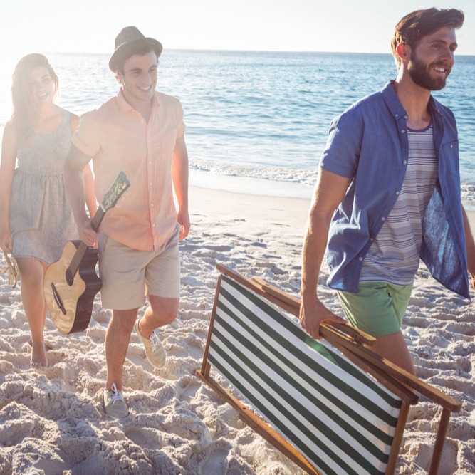 Studierende laufen am Strand
