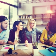 Studierende die zusammen arbeiten unterhalten sich im Büro