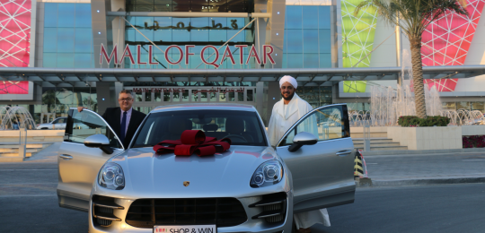 طفل في عامه الأول يربح جائزة "تسوق واربح" الختامية لسنة 2017 في قطر مول