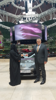 سيدة محظوظة تفوز بسيارة بورش 911 كاريرا 4S من قطر مول