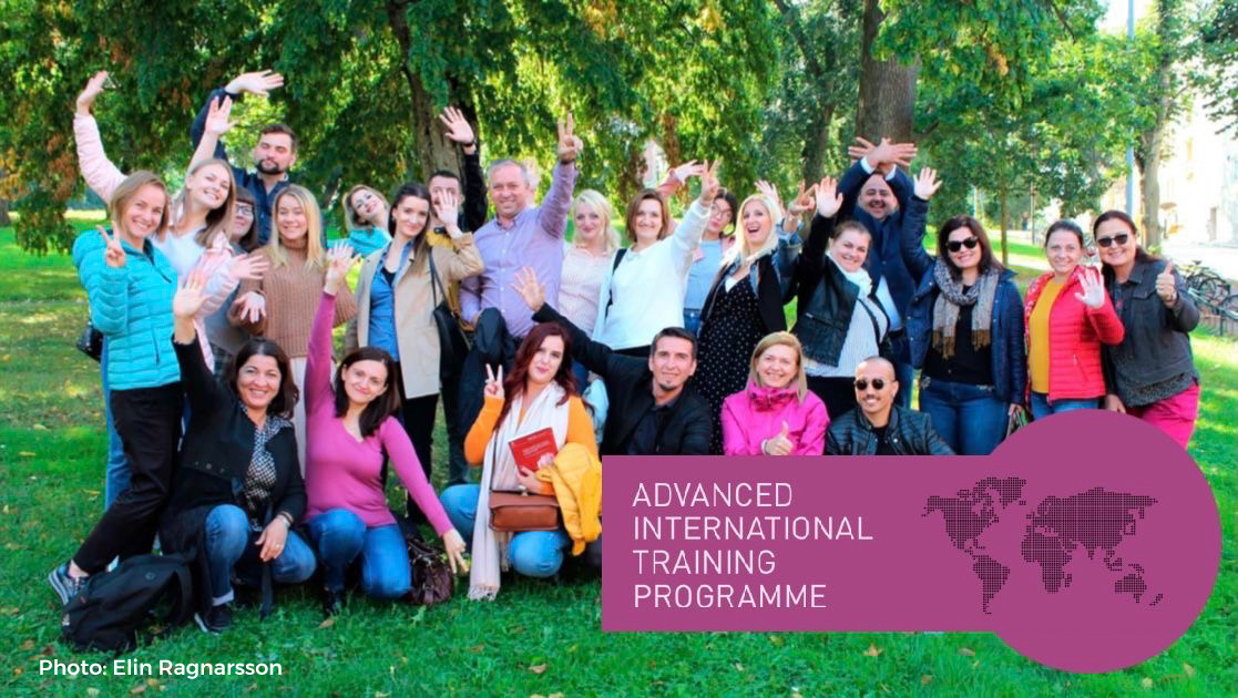 grupa ljudi srednjih godina zajedno