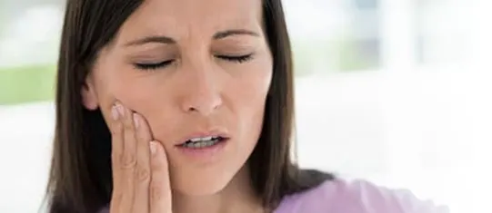 Women suffering from throbbing tooth ache article banner