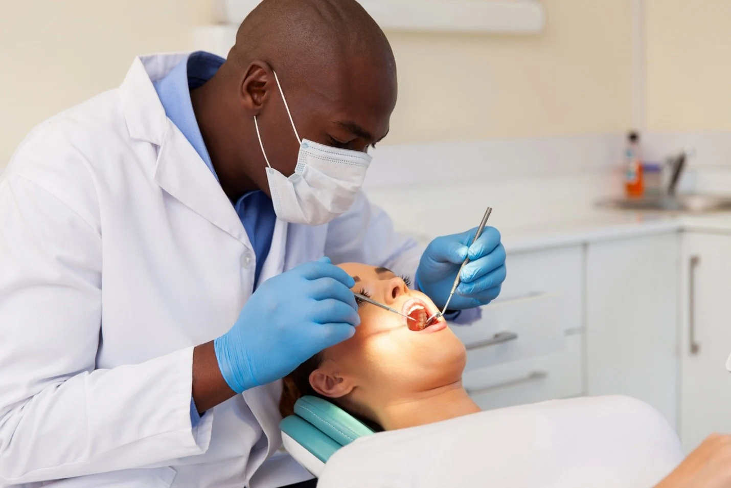 Dentist checking whether women requires teeth scaling or not article banner