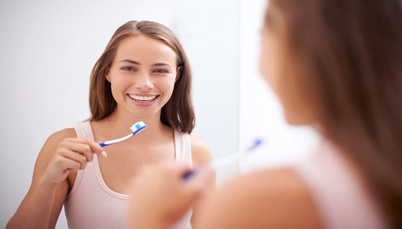 Women maintaining her oral hygiene to avoid sugar sensitivity article banner