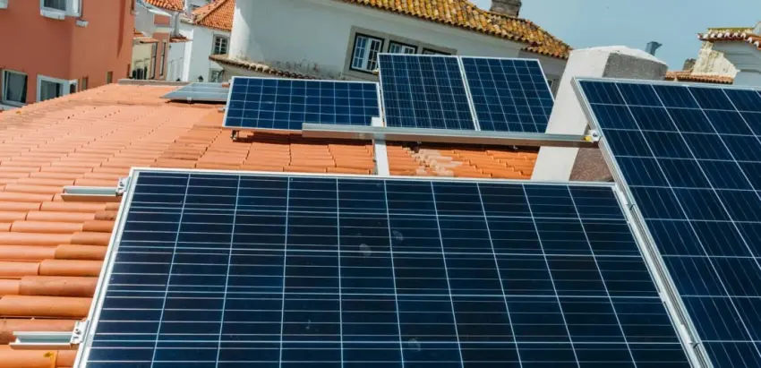 painéis fotovoltaícos num telhado