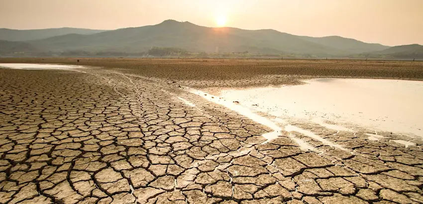 Terra seca com um pouco de água