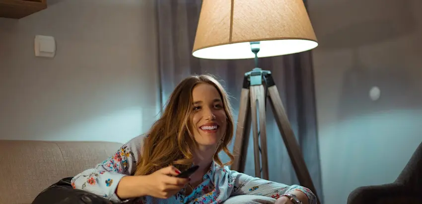mulher no sofá com candeeiro aceso