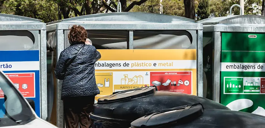 Mulher a colocar plástico no ecoponto