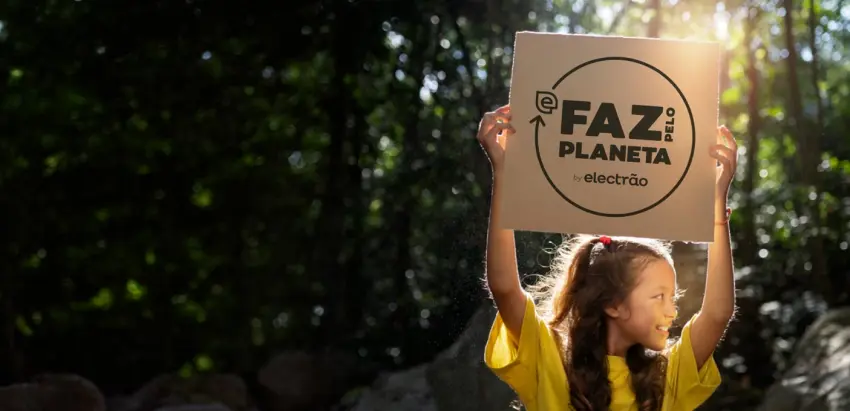 menina a segurar um cartaz a dizer faz pelo planeta