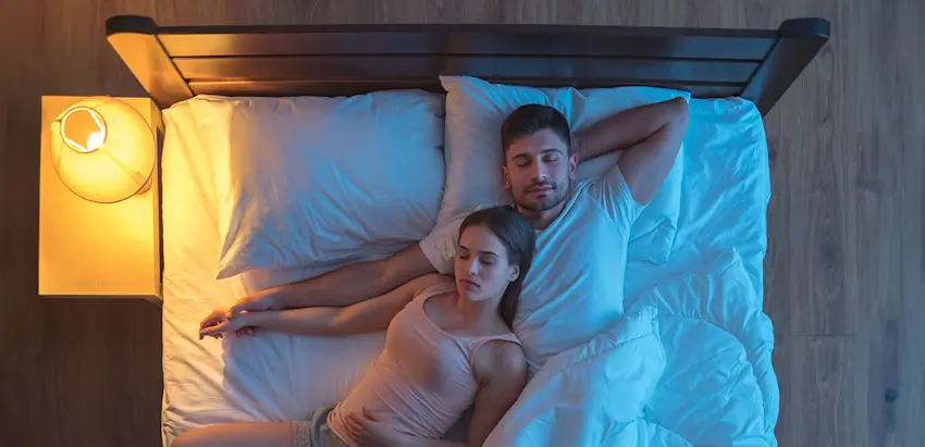 Casal a dormir