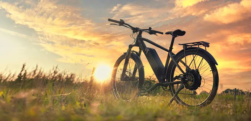 Bicicleta eléctrica ao pôr do sol