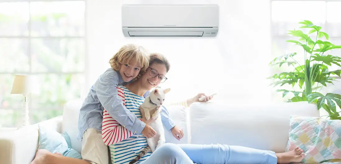 rapazinha abraça uma senhora, que por sua vez segura um gato ao colo