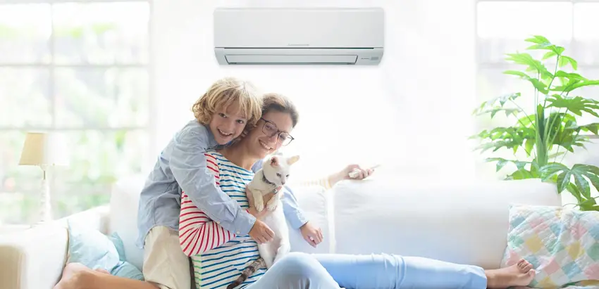 rapazinha abraça uma senhora, que por sua vez segura um gato ao colo