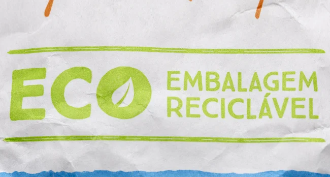 Pormenor de rótulo de uma embalagem reciclável