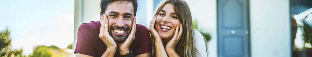 Casal deitado na relva