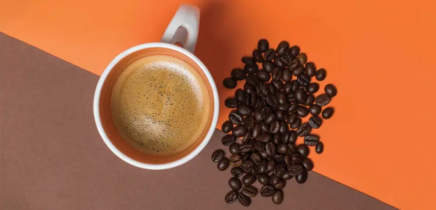 Chávena e grãos de café