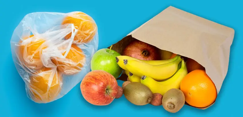 saco de plástico com fruta e saco de papel com fruta