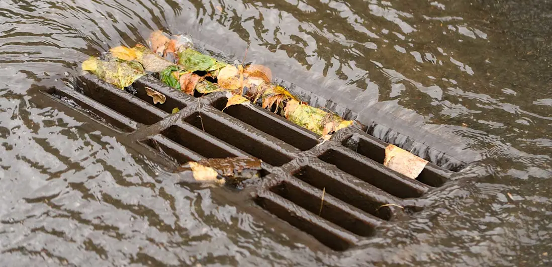 Água a escoar para o esgoto