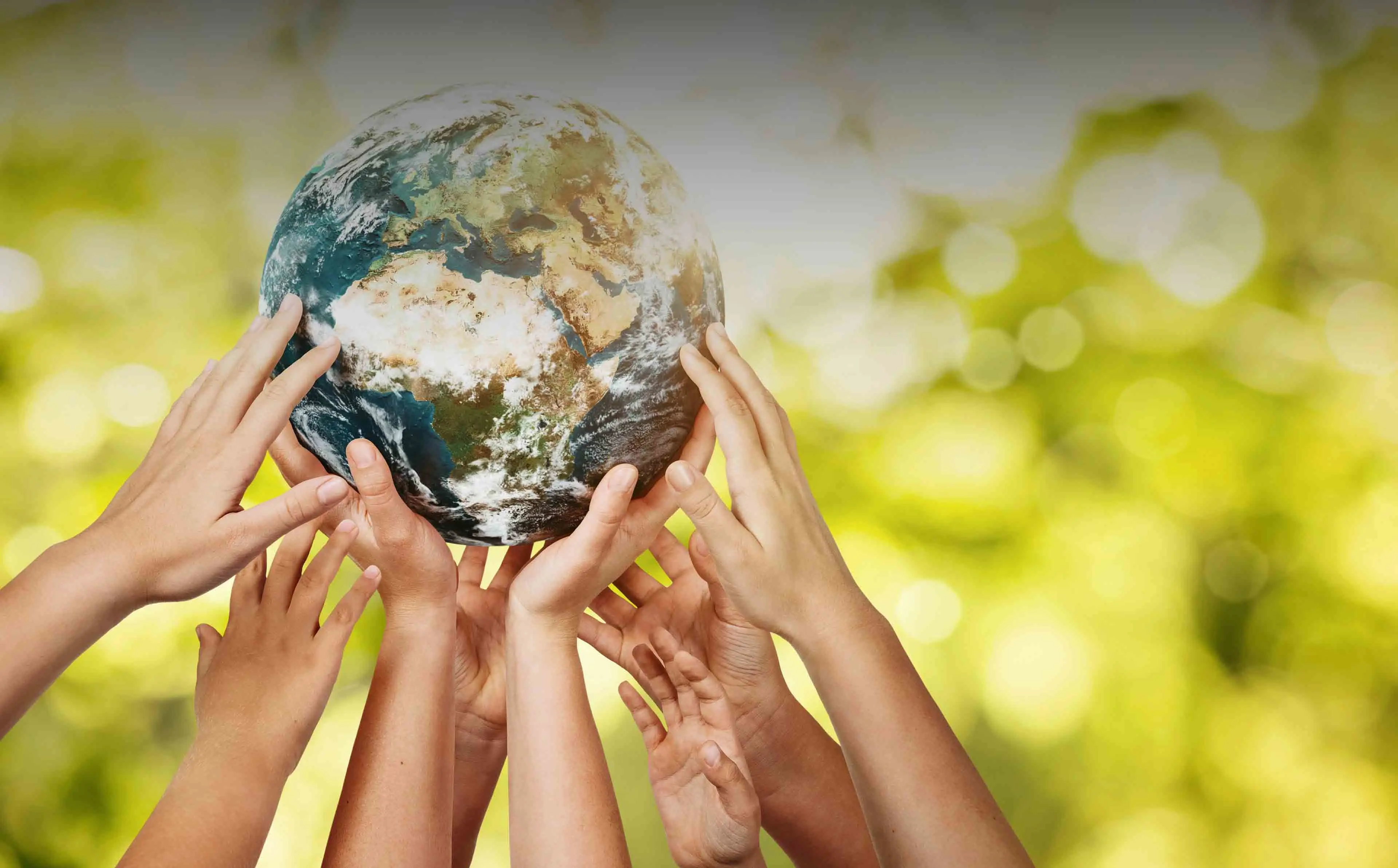 Várias mãos a segurar no planeta terra