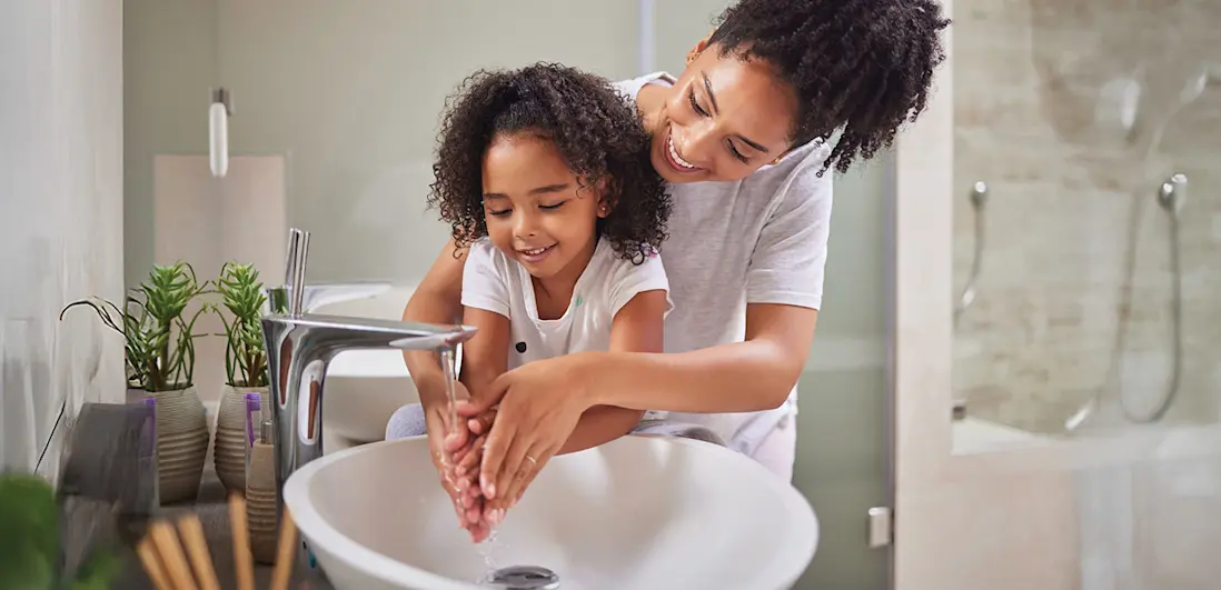 Mãe e filha a lavarem as mãos