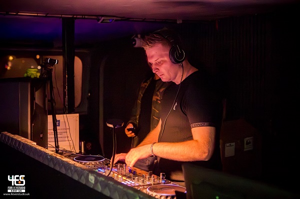 DJ przy konsoli na statku